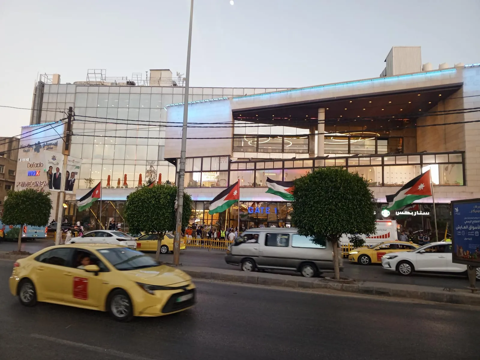 مدخل سيتي سنتر إربد ومنطقة الوصول أمام المبنى في مدينة إربد، الأردن